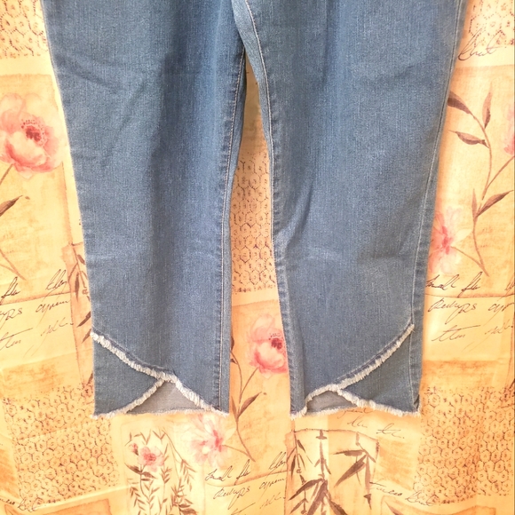Code Bleu size 14 p color medium denim scallop cross over bottom of jeans - Picture 3 of 4